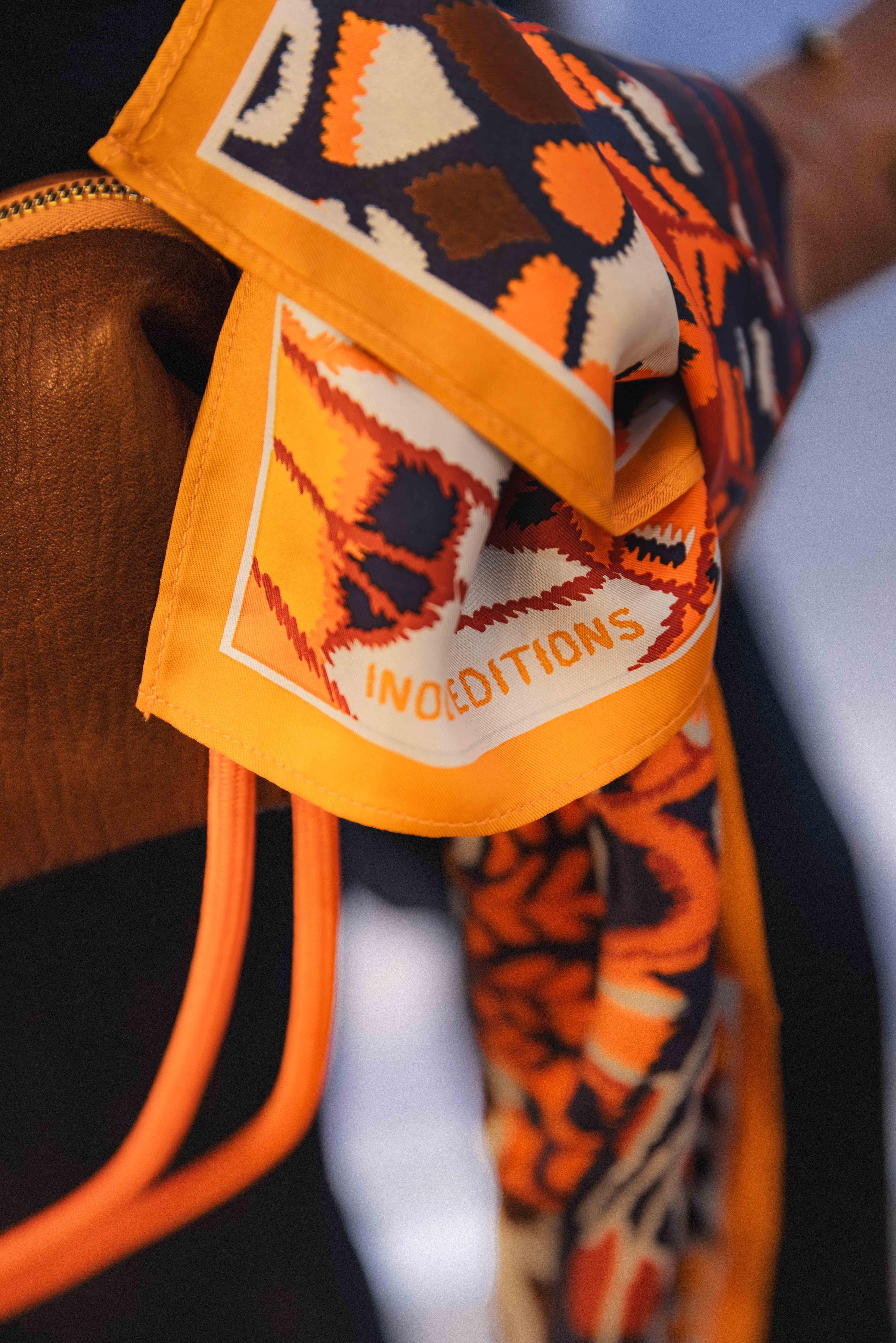 Carré 65 x 65 PAPILLONS Orange Inoui Editions