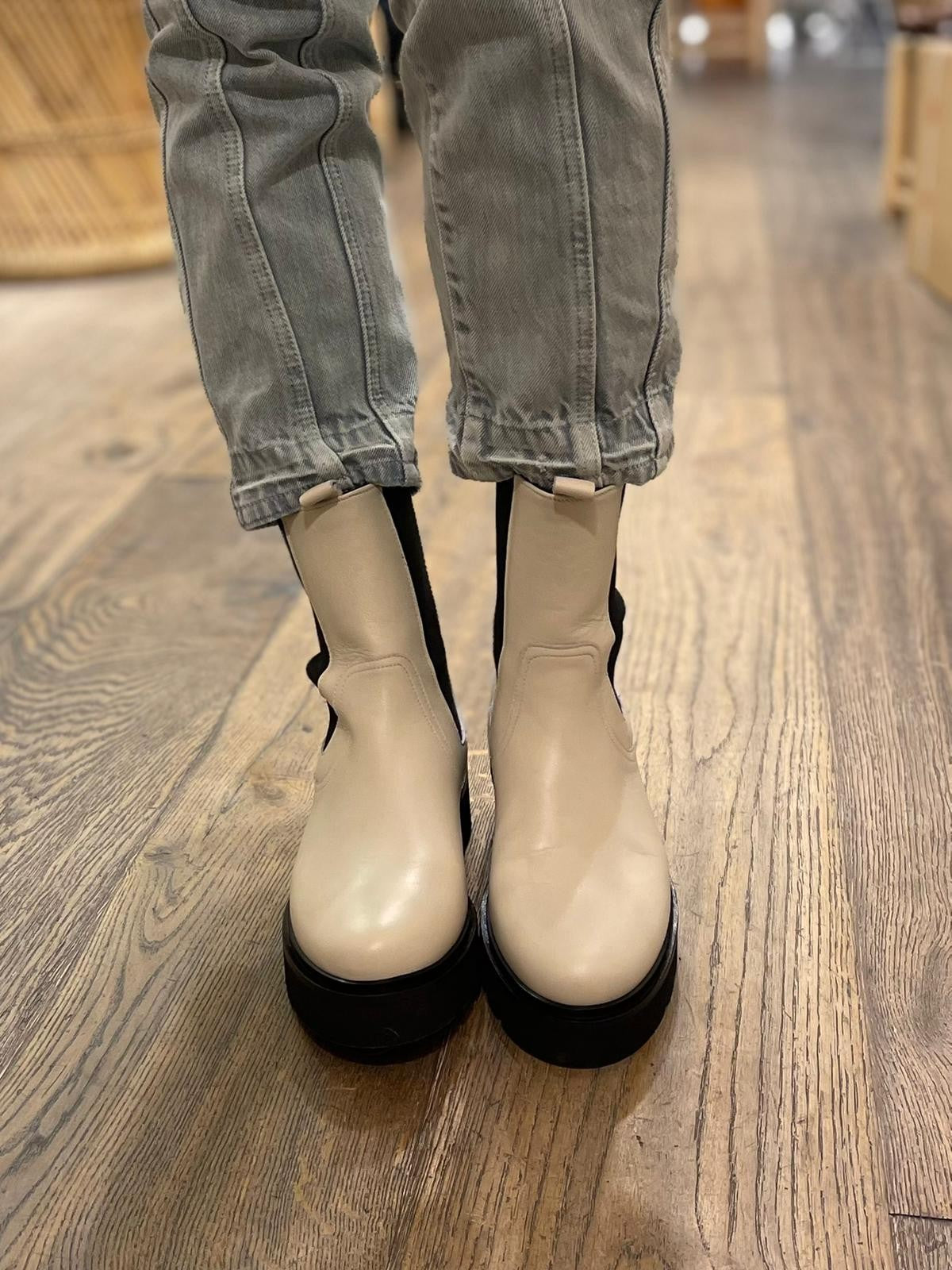 Bottine en cuir Off White JONNA ANAKI Dernières en 39 !