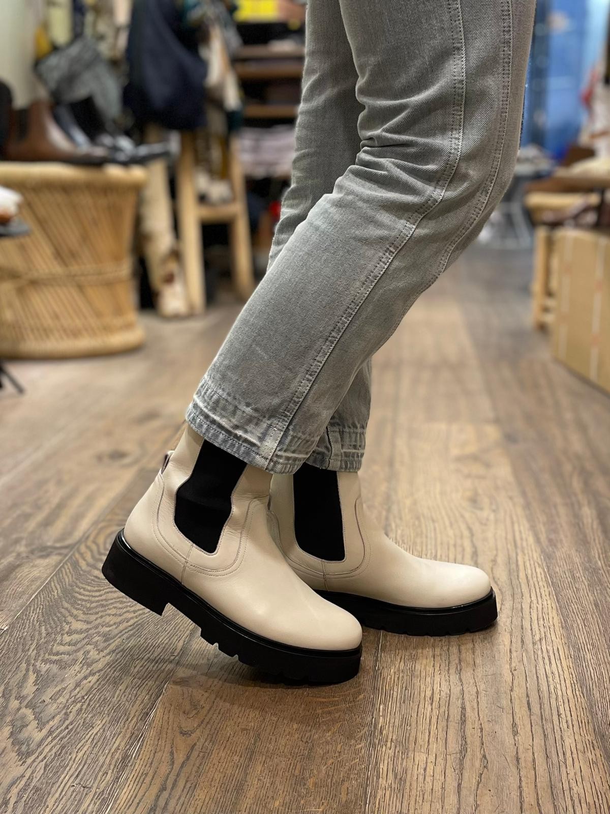 Bottine en cuir Off White JONNA ANAKI Dernières en 39 !