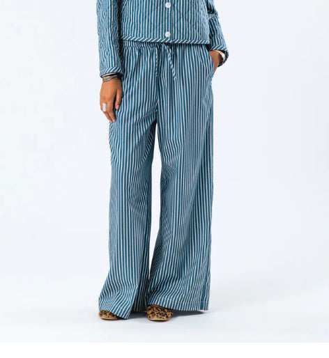 Pantalon LIAM rayé Bleu/ Blanc LOLLYS LAUNDRY dernier en L !!!