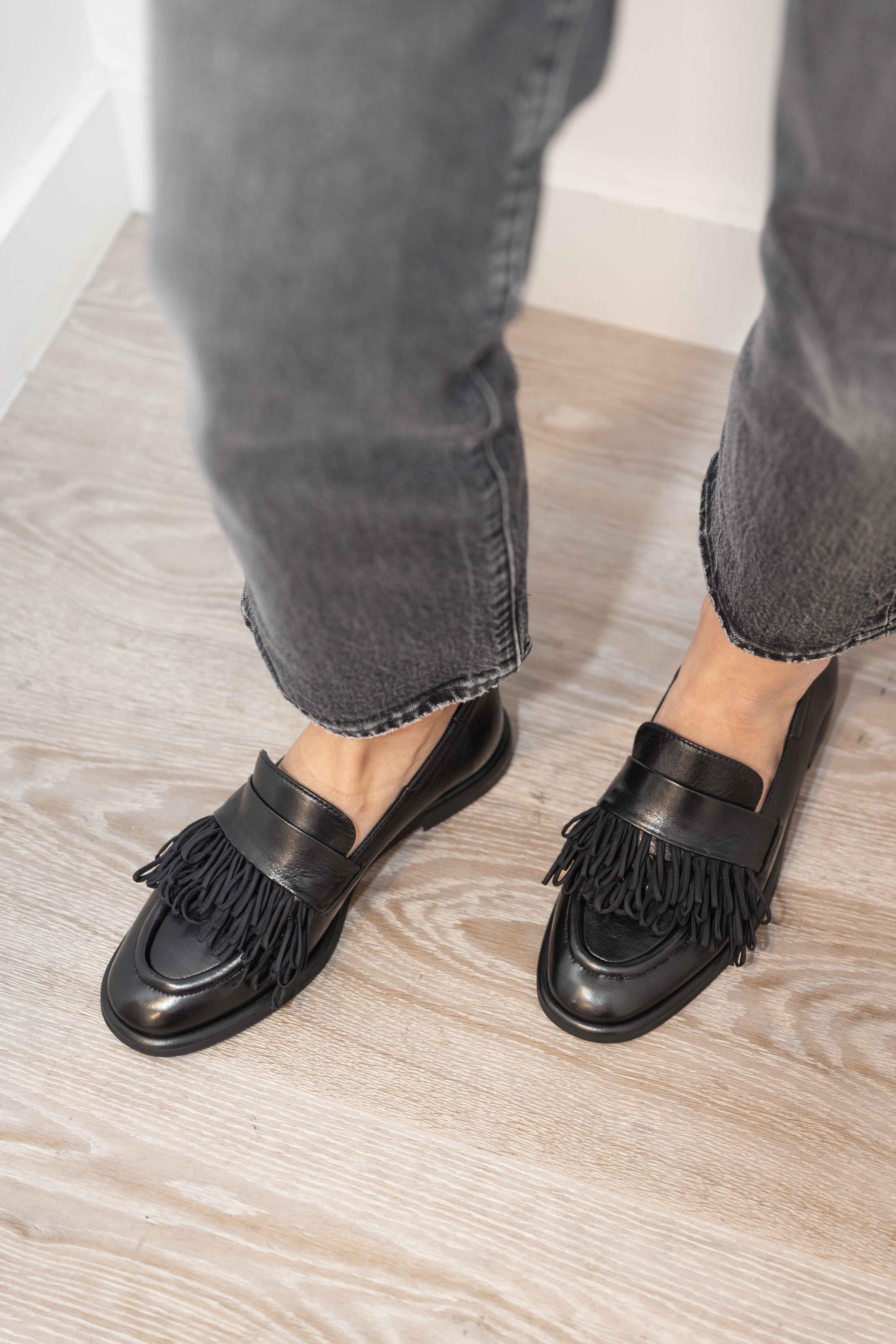 Mocassin noir à franges LORENA PAGGI (Italy)