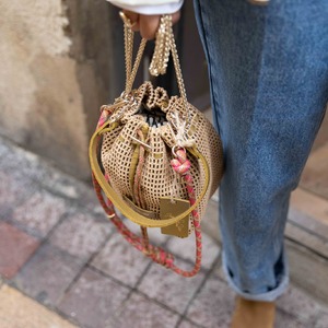 Zoom sur le BIBI, une merveille de sac à porter avec sa chaine dorée ou son adorable "corde d'escalade" ! A adopter sans tarder. Ce modèle existe aussi en noir et en marron. 

A retrouver en boutique et sur notre site. 

#empreinte #montpellier #conceptsore #craiestudio #chloestora #chaussures #accessoires #c#createurs