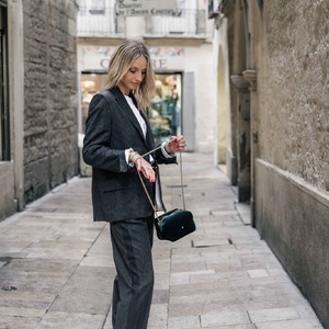 Tailleur parfaitement bien coupé de chez @chloestora  et zoom sur notre sac, le Mini Sohna parfaitement bien assorti avec sa jolie chaine dorée ! 

A retrouver en boutique et sur notre site. 

#empreinte #montpellier #conceptstore #rivecour #chloestora #herbertfreresoeur #empreintemontpellier #tendance #createurs