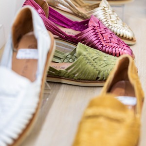Palette de coloris métallisés chez Mapache 

A retrouver en boutique et sur notre site. 

Photo @tom_asyouare 

#empreinte #montpellier #chausseur #chaussures #mapache #mocassins #mode #tendance #summer