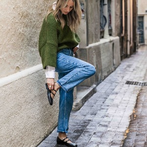 Voici un look que j'adore ! Simple, tendance et efficace. Toujours de belles matières avec ce pull kaki en mohair, chemise blanche en coton et jeans @chloestora  à la coupe impeccable. 
On les assortitavec ces adorables babies @billibicph à la fabrication sacchetto dont eux seuls ont le secret ! 

Photo @tom_asyouare 

#empreinte #empreintemontpellier #chaussures #montpellier #independant #chloestora 
#billibicopenhagen #zenggi_amsterdam #tendance #m#multimarquesfemme