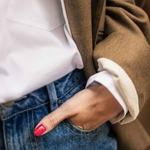 Zoom sur un look intemporel: chemise blanche en coton, jeans à la coupe parfaite et veste bronze @zenggi_amsterdam 
Des couleurs lumineuses et un dressing facile à assortir. 
A retrouver en boutique et sur notre site. 

#empreinte #montpellier #chaussures #pretaporter #vetements #createurs #independant #nouveaute #conceptstore